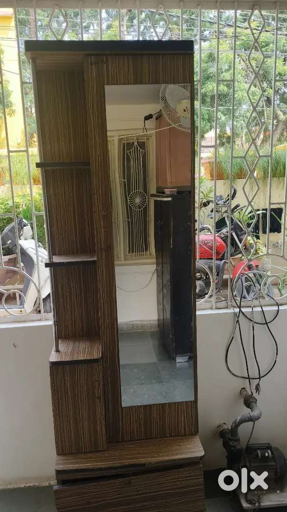 Dressing table ड्रेसिंग टेबल