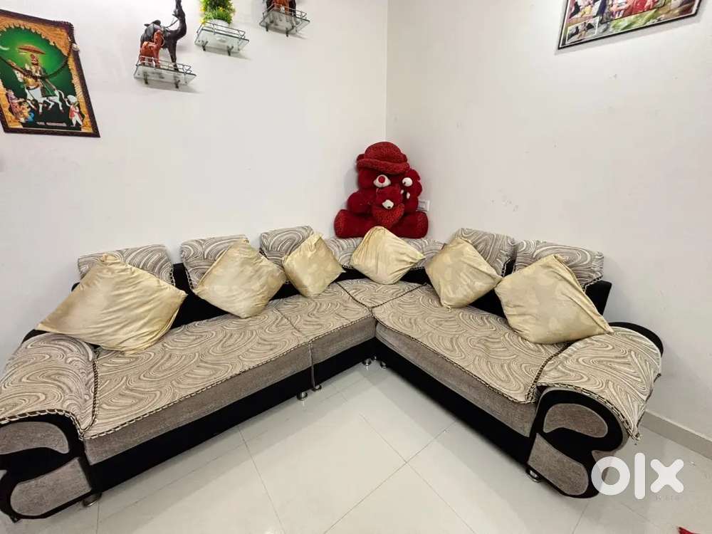 Stylish L - Shaped Sofa set with cushions - Excellent condition
