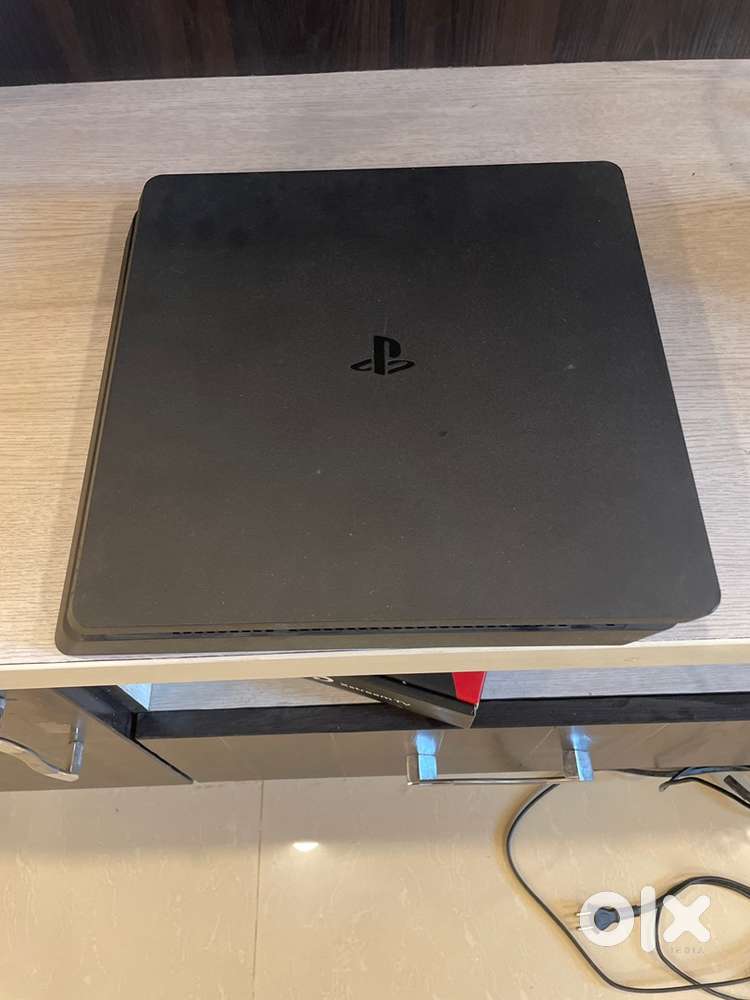 Ps4 Slim 1tb with 2 controllers