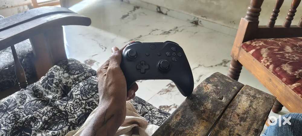 Xbox one s mint condition with gta 5 disk destiny,call of duty