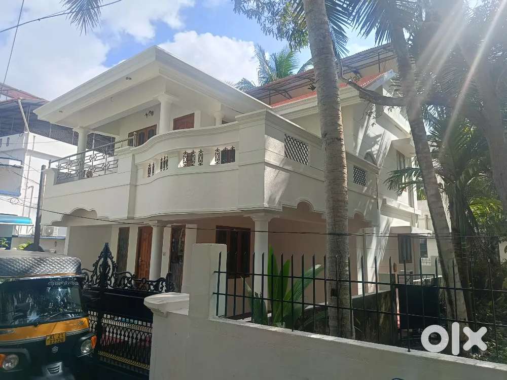 8cent 1600sqft old 3bhk red brick for sale sreekarym.