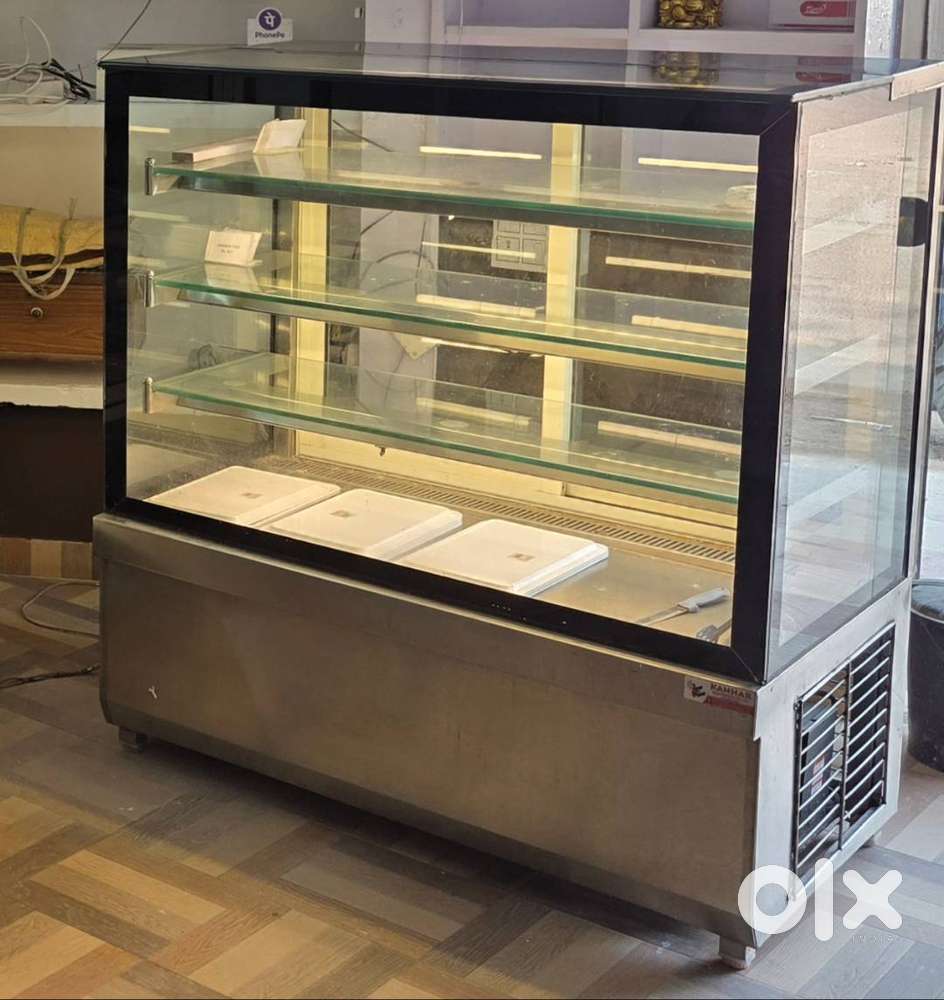 Glass Cake Display Counter