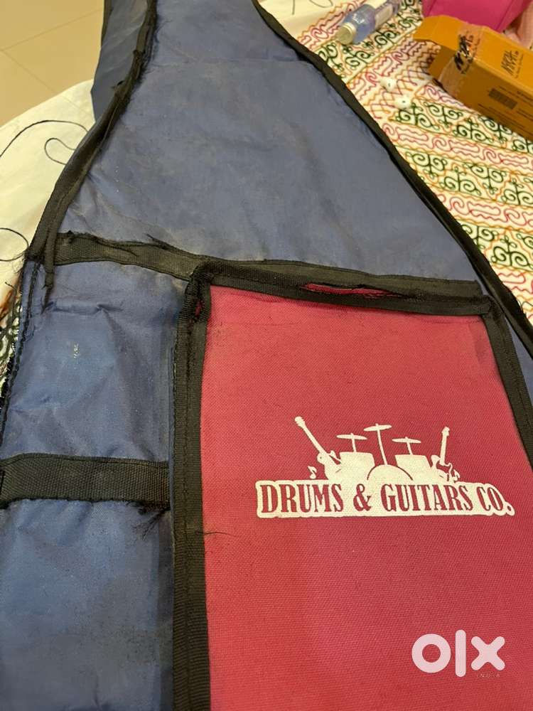 Guitar big black with cover no scratches granade luxury guitar