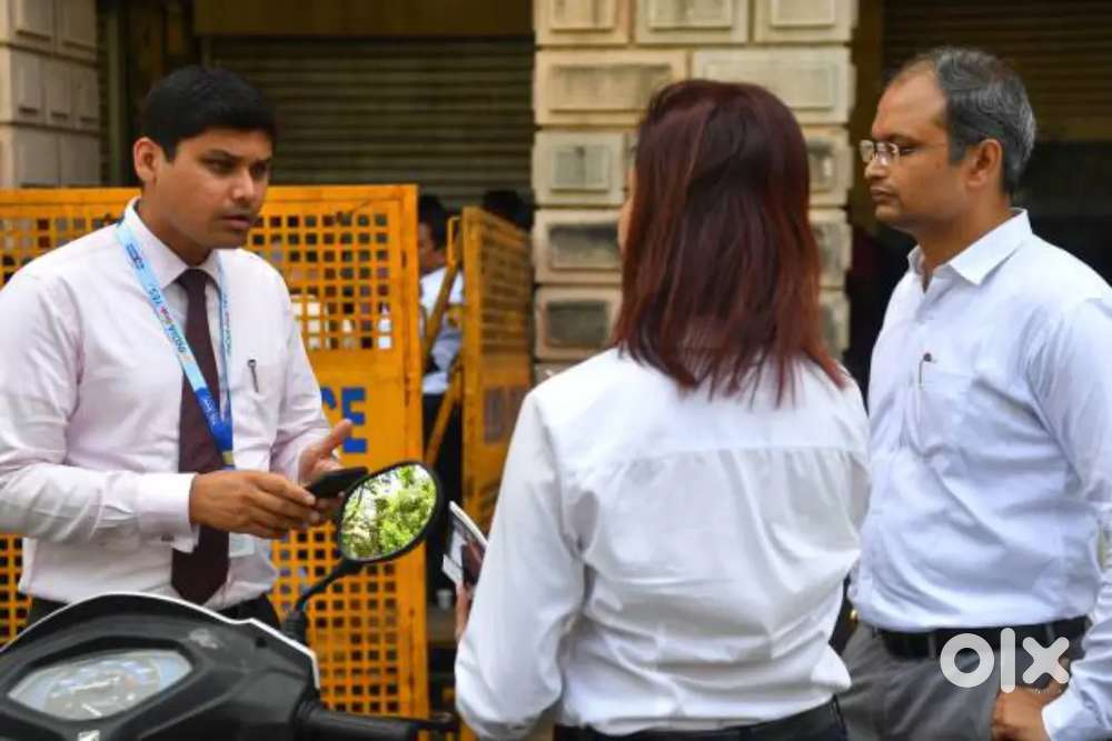 HDFC বেঙ্কৰ Branchত কিছু সংখ্যক candidate লৈ থকা হৈছে