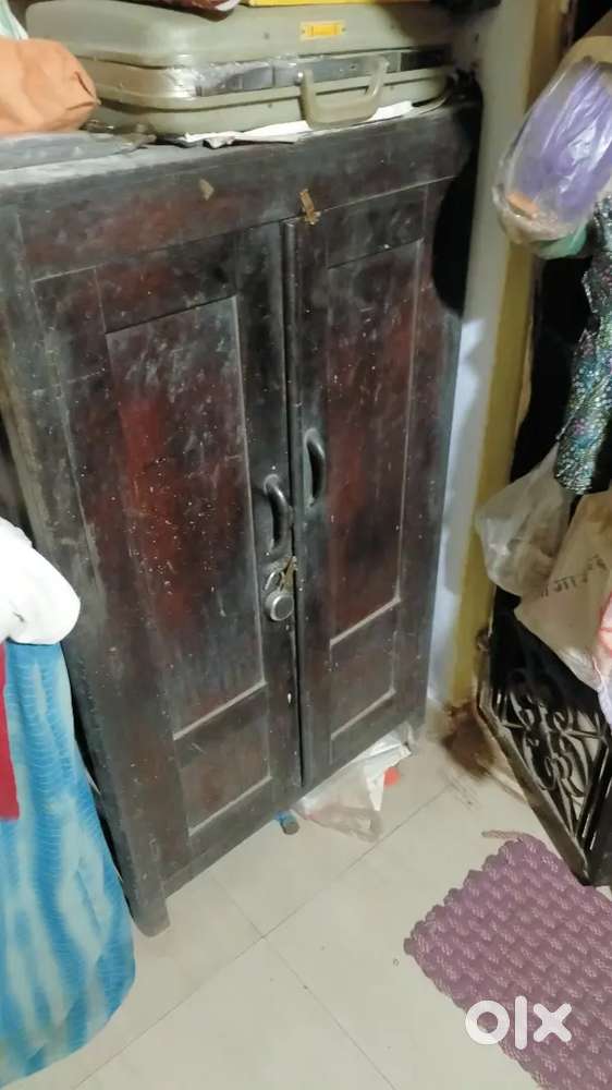 Sagon ki lakdi ki almari