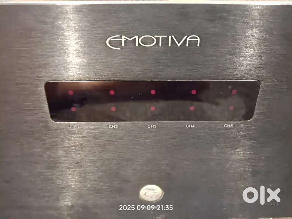Emotiva XPA5 Gen1 power amplifier 300 watts at 8 Ohms weight 30 Kgs