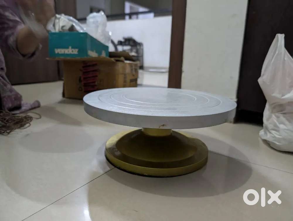 Turn table for cakes