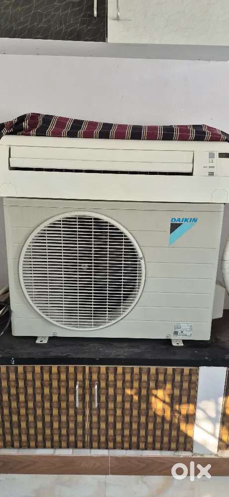 Daikin 3 star inverter 1.5 ton AC