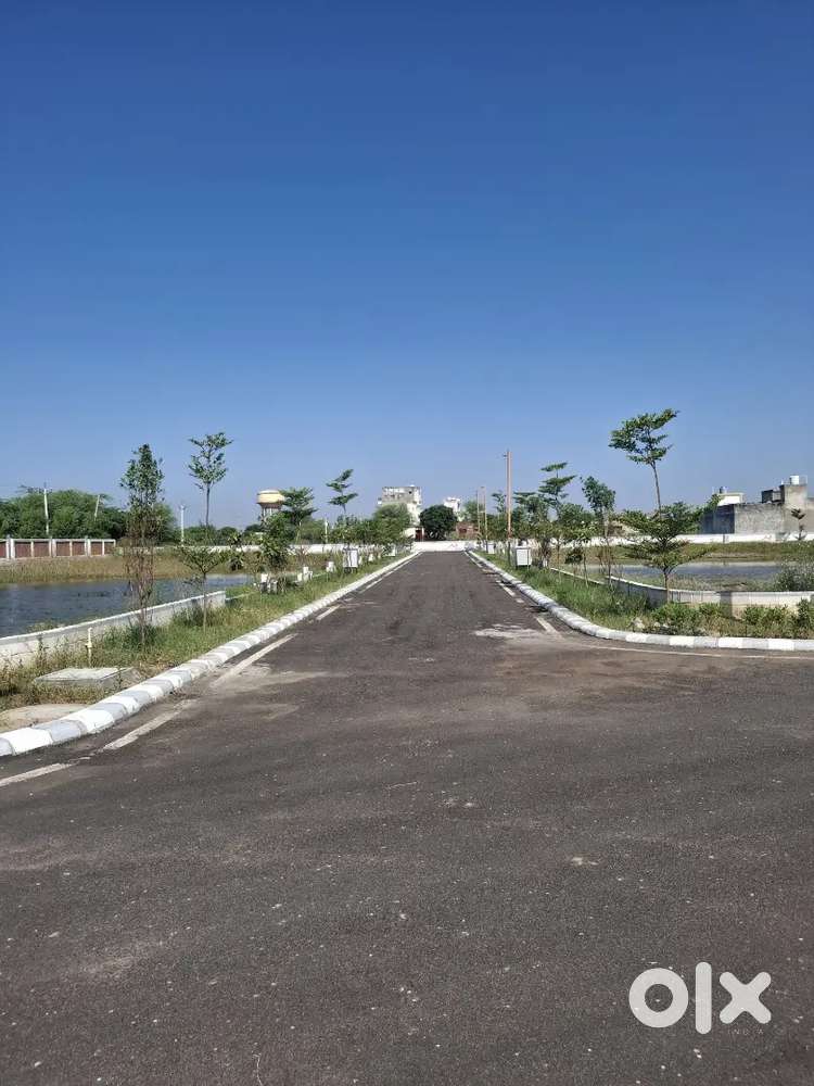 GATED TOWNSHIP ME APNA KHUD KA PLOT MAHINDRA SEZ KE PAS.