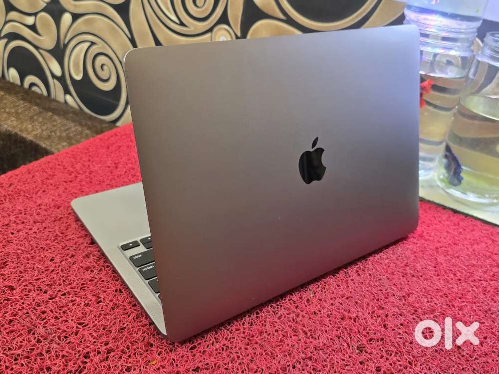 2022 M1 Apple Macbook Pro 8gb 256gb SSD 13inch Retina Touchbar