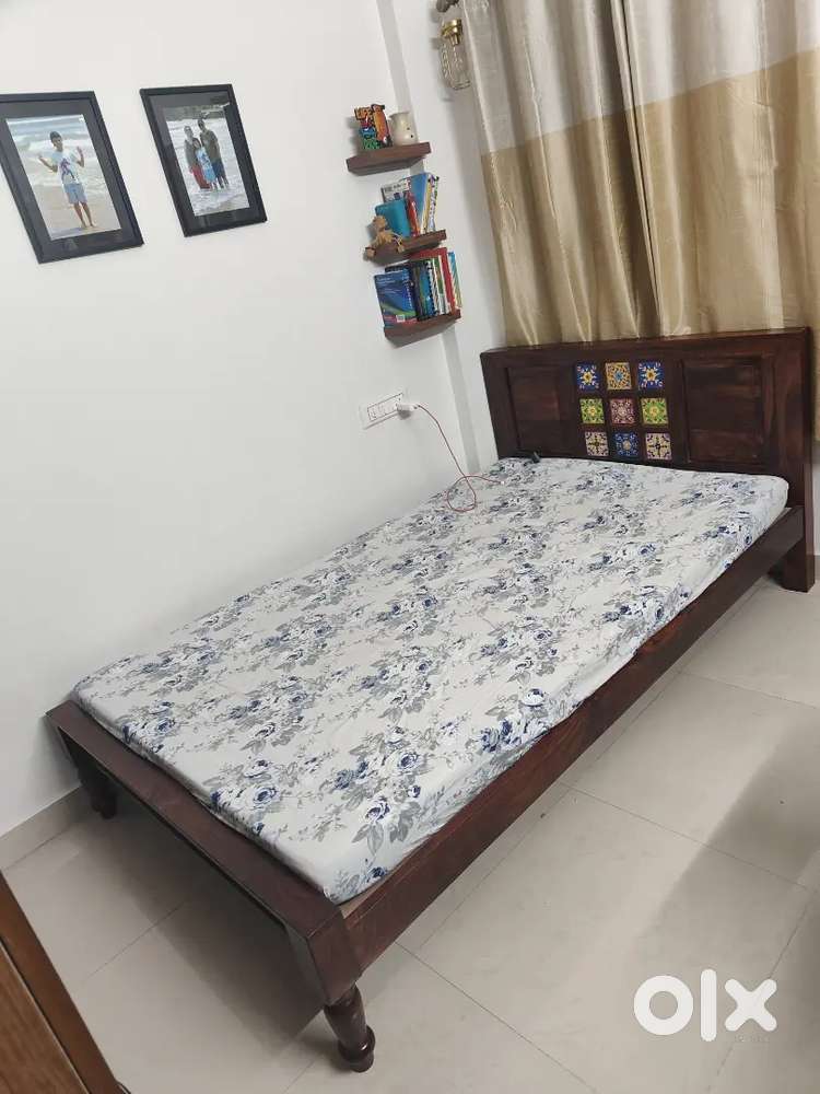 4'x6'6 Shesham Wood Bed with mattress,good quality