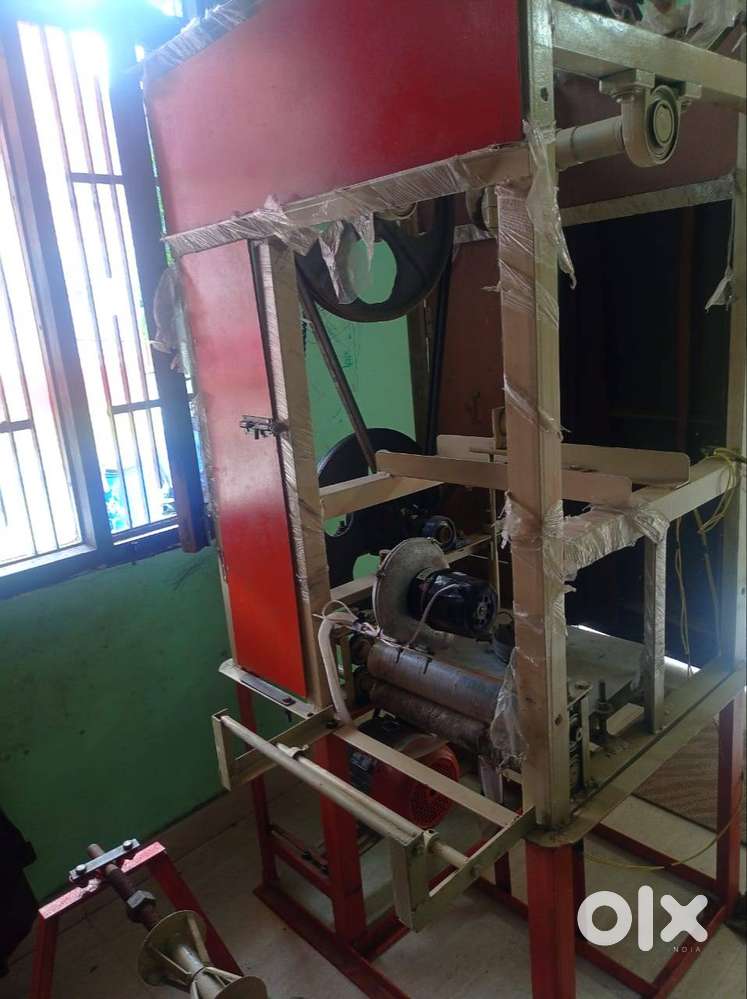 Disposable plates maker machine