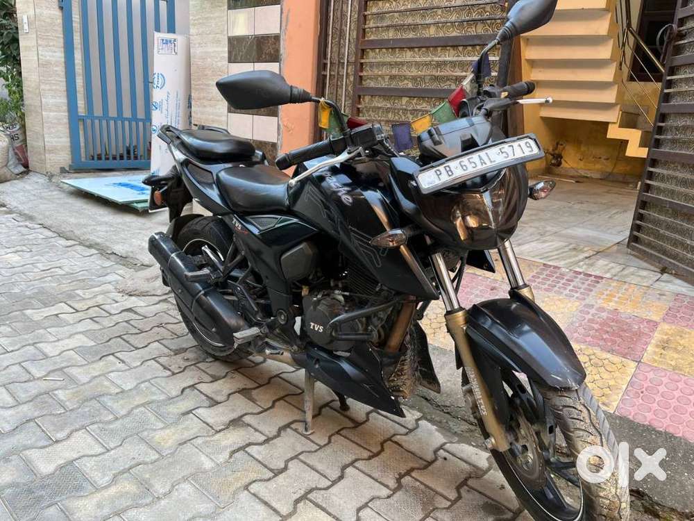 Apache 200 4v(Gloss black)