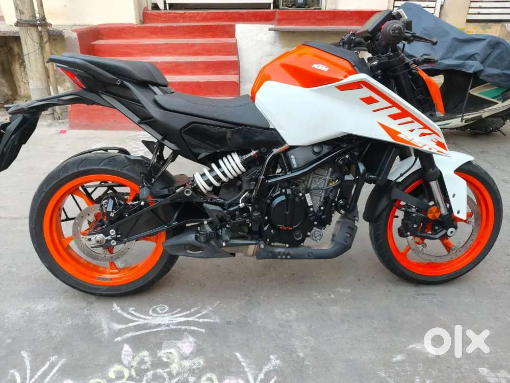 Duke 250, 3rd generation. Very good condition and 11 months bike.