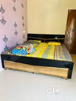 King size dubble bed with mattres,side bed drawers