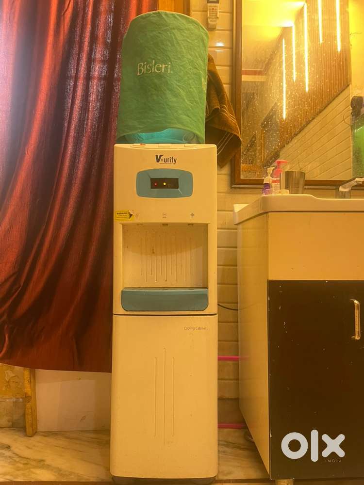 Water dispensor hot and cold with fridge