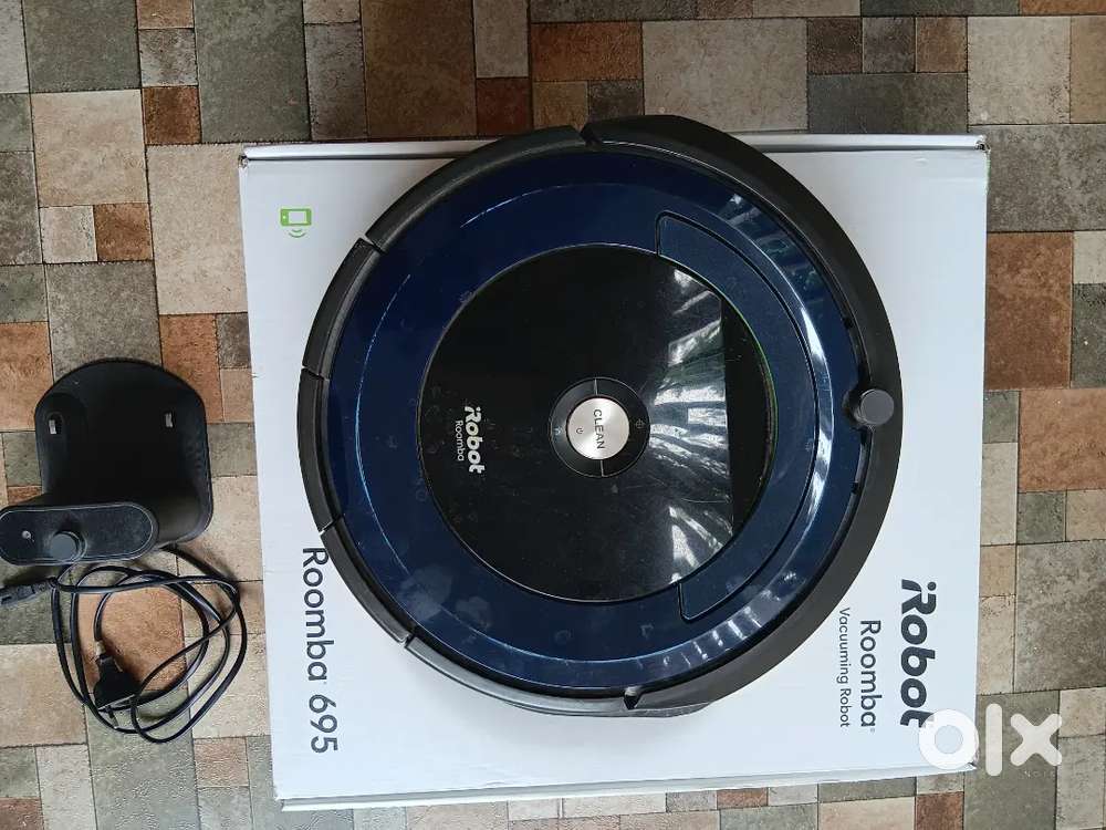 Robot (Roomba 695) vacuum cleaner