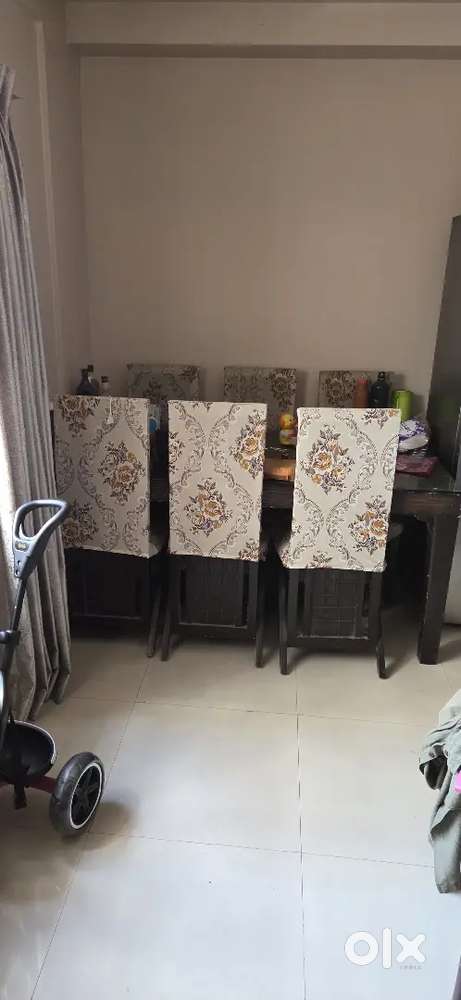 Dinning table in good condition