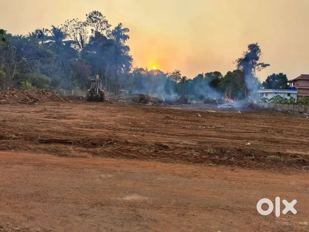 Square plot for sale - 90 cent