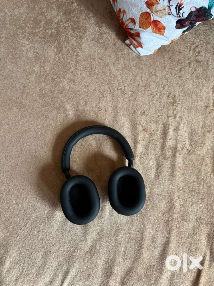 Sony WH-1000XM5 ( 6 months used ).