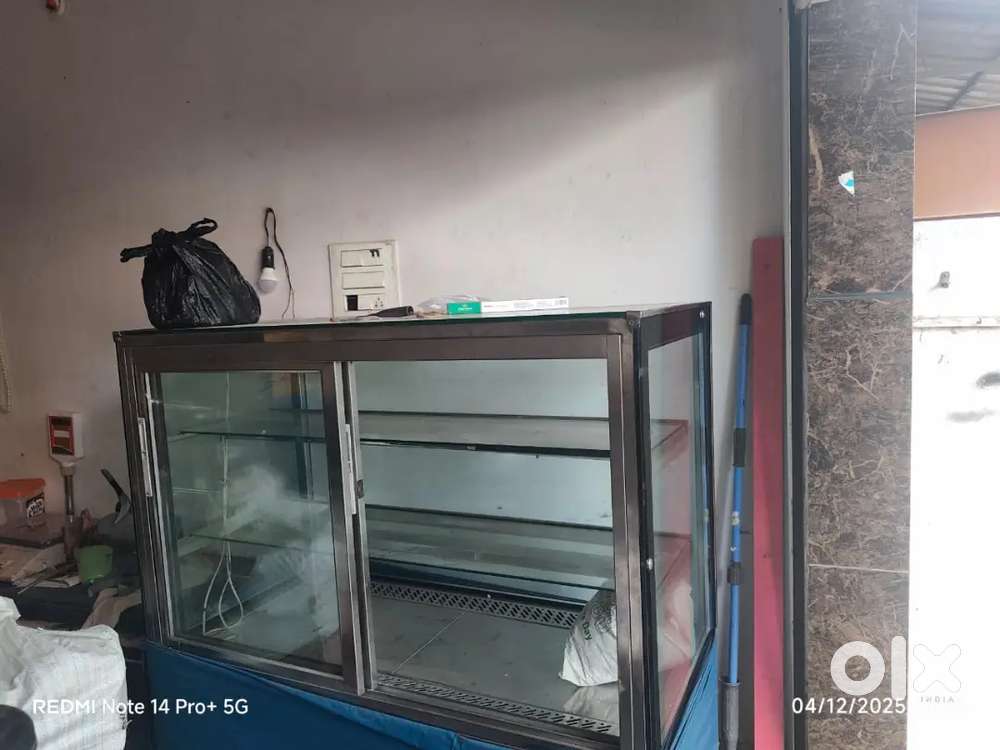 I am selling my shocase