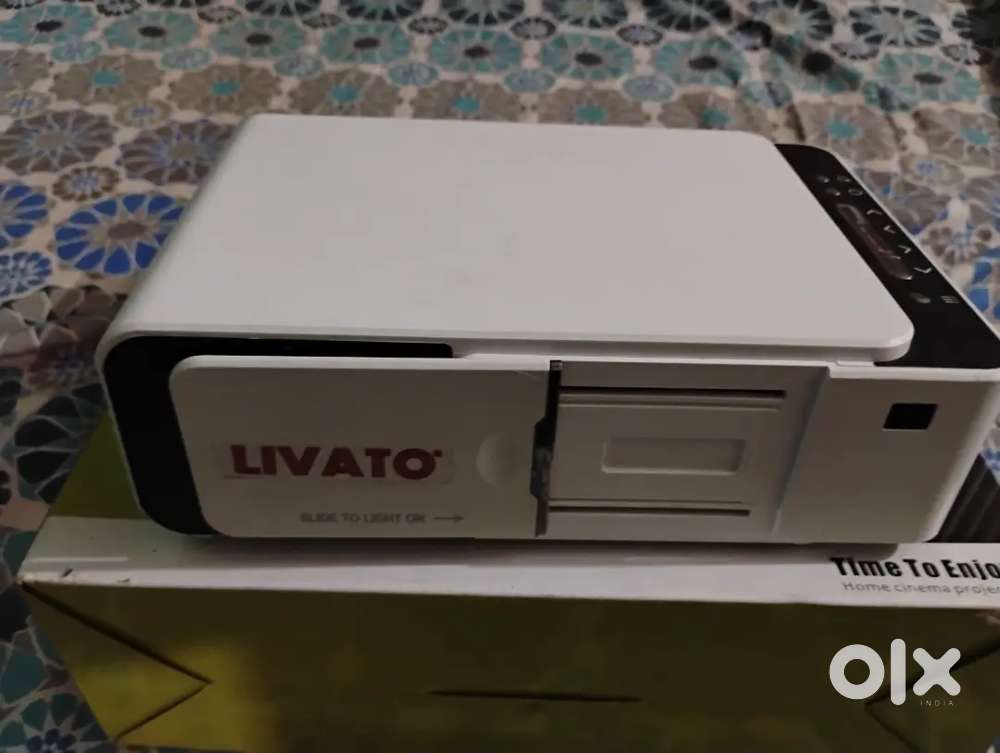 HD MULTIMEDIA PROJECTOR