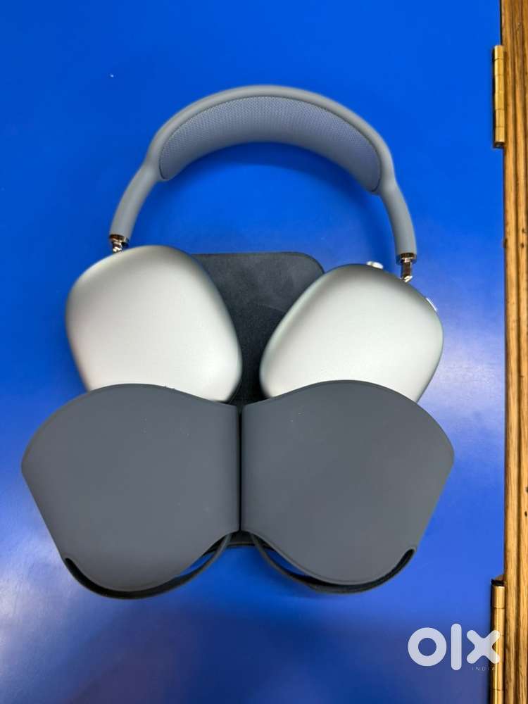 apple airpod max latest one c type. with nov 2025 warranty left
