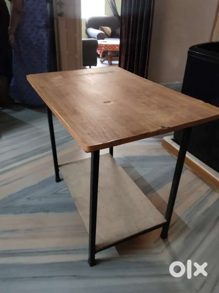 Computer table