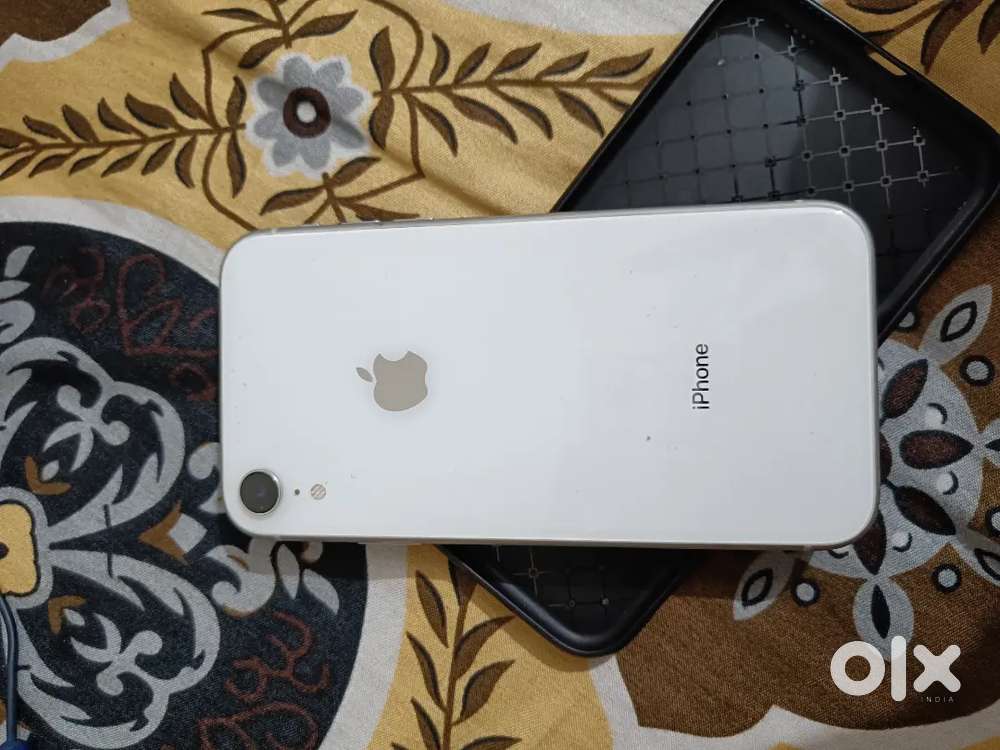iPhone xr white 64 gb in good condition