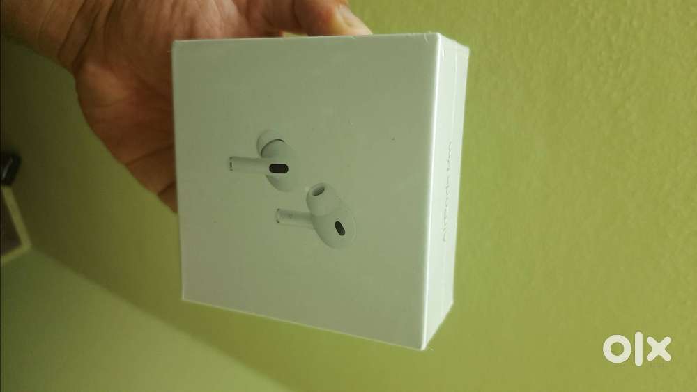 SALE Apple AirPods Pro (2nd g) with Case - Rs 3000