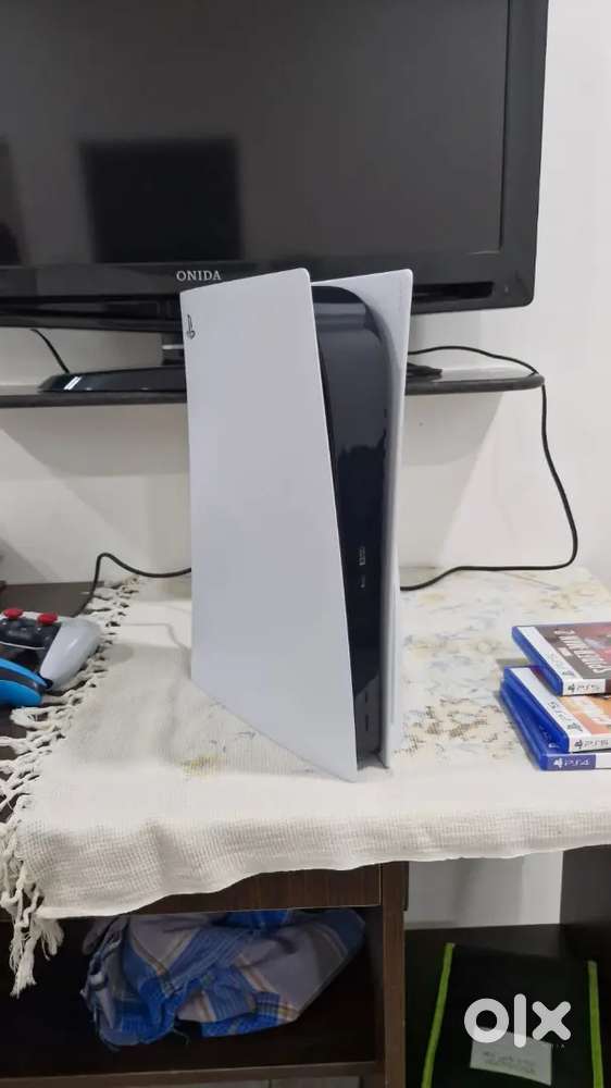 PS 5 game and console