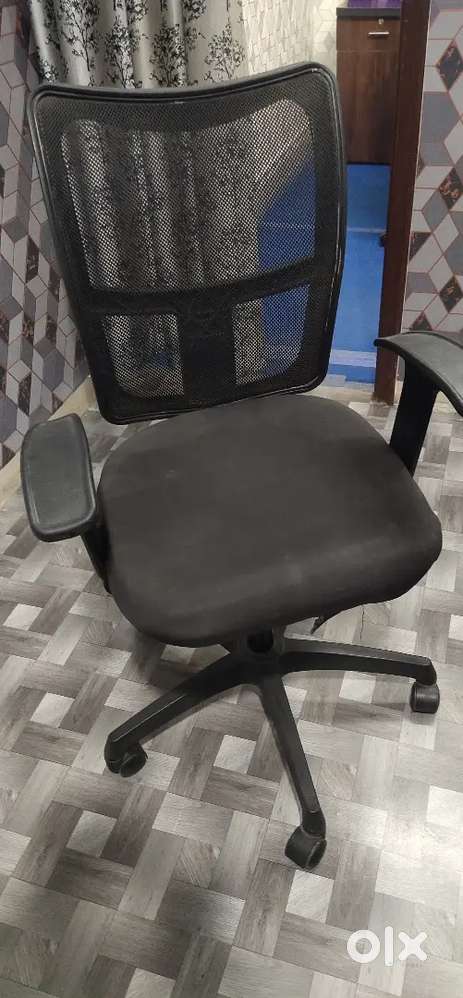 09 Revolving chair