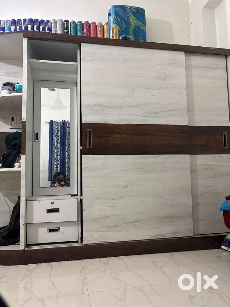 Fully independent flat for bachelors