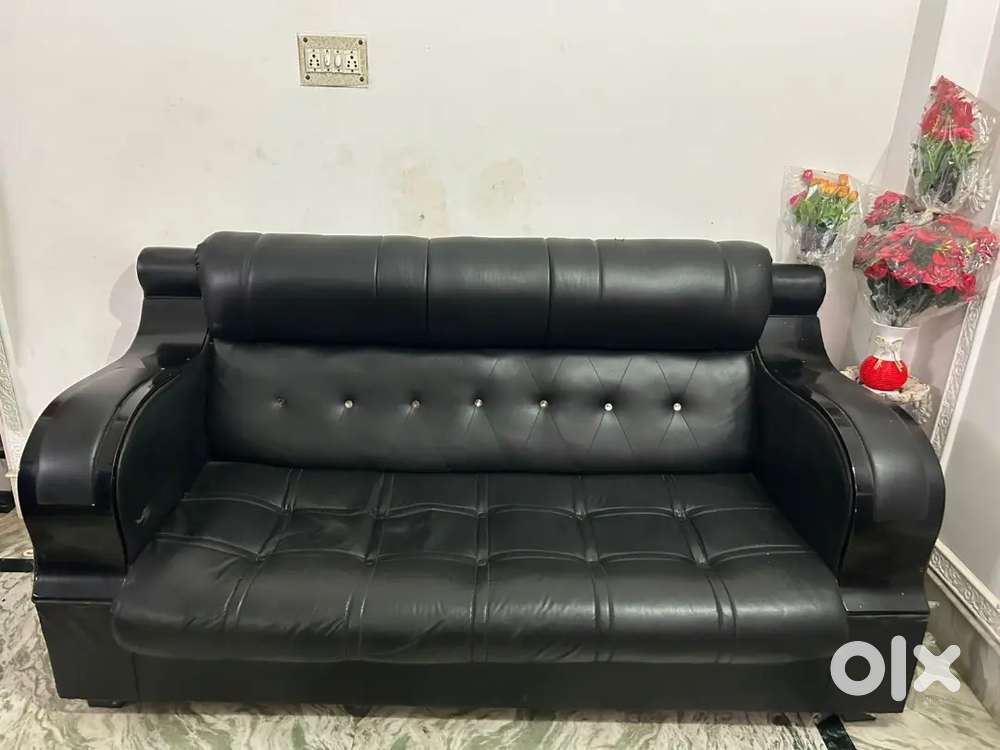 প্রিমিয়াম লুকের ৫ সিটার কালো লেদারেট সোফা সেট