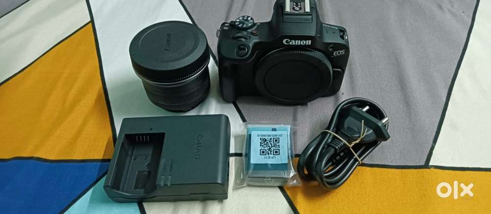 Canon R100 with lens and Bag