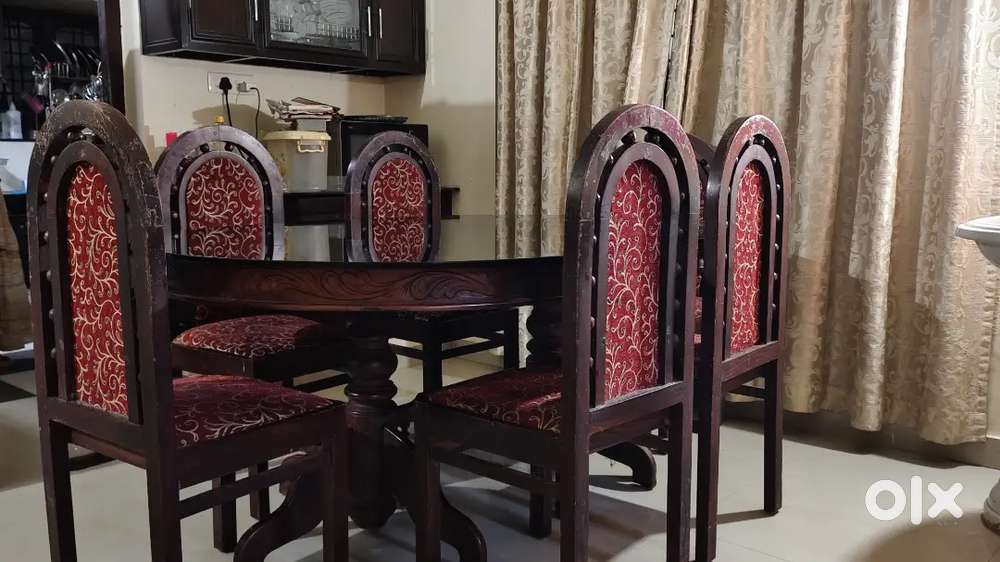 Elegant Eeti Dining Table set