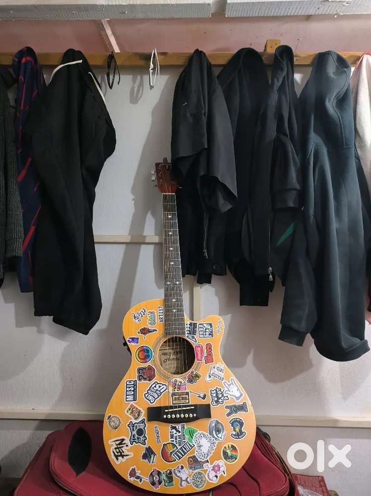 ACOUSTIC GUITAR