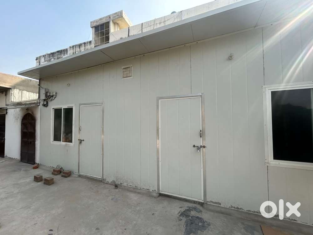 Very near to metro station and Atish market