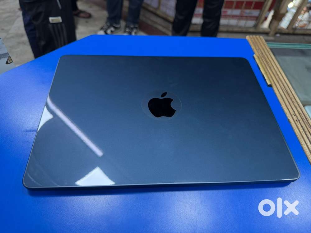 apple macbook air. M2. chip. 24ram. 256gb ssd likew new with acc