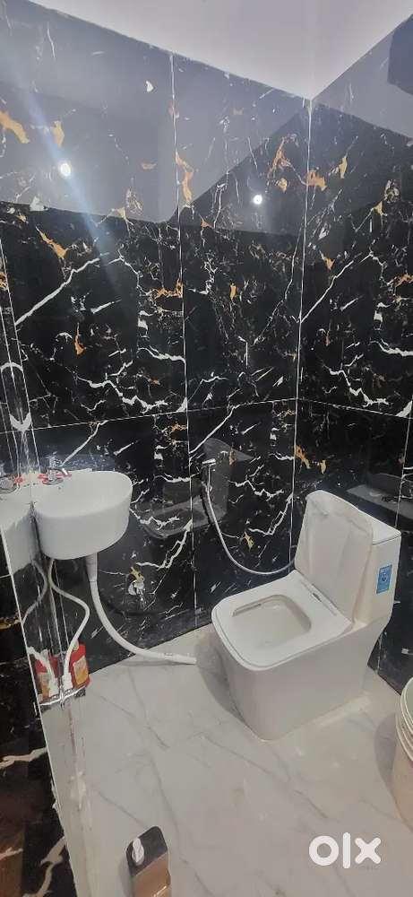 1 bhk floor for rent only family or girls