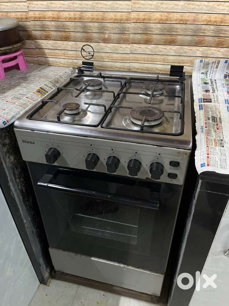 Gas oven with 4 burners