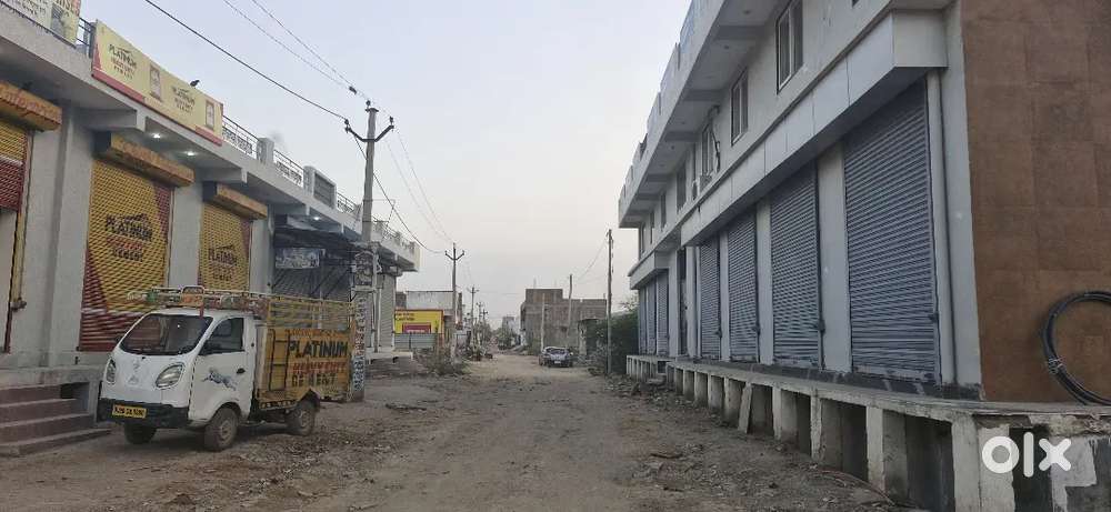 मेंन रोड से मात्र 50 मीटर की दूरी पर पूर्व दिशा का शानदार लोकेशन में