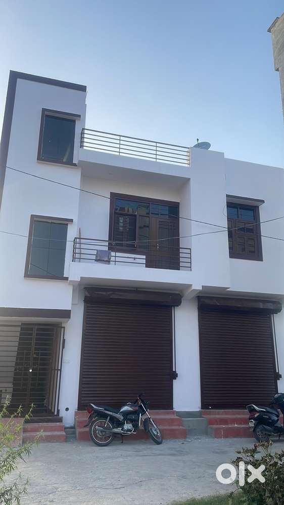 2 shops for rental with 1 washroom and pantry area