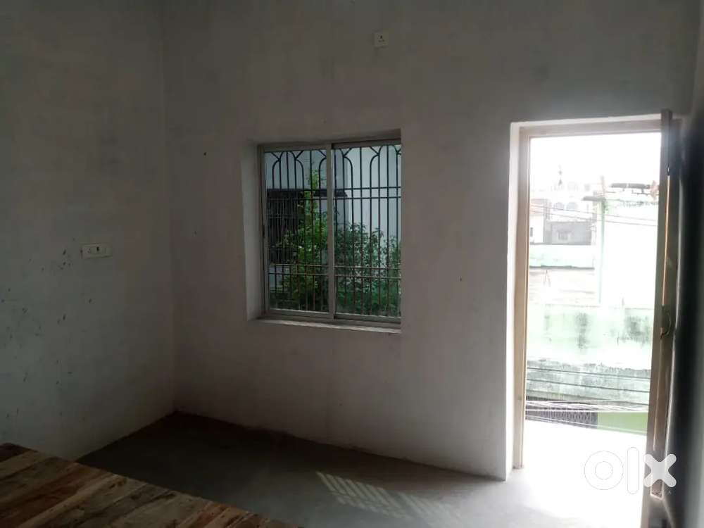 2bhk flat with 2 bathroom &balkoni.Parking &gas pipeline  available