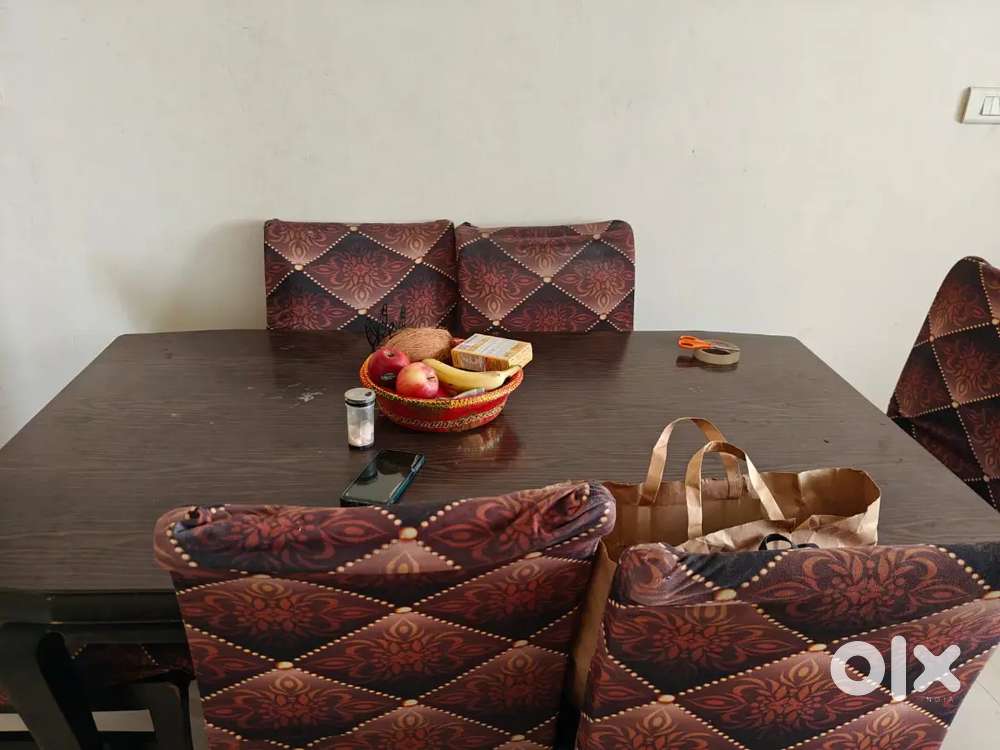 Dining table in good condition