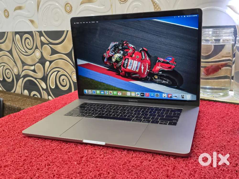 Apple Macbook Pro i9 16gb 512gb 5.5gb GRAPHICS 15inch Retina Touchbar