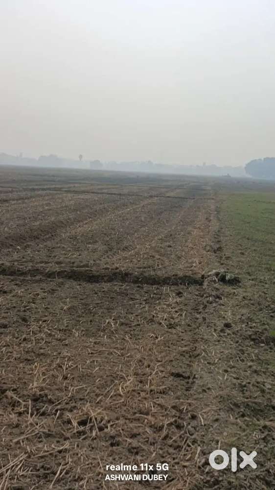 Good location and kuch duru par main road