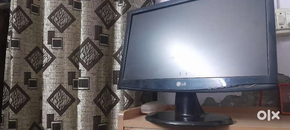 LG Flatron monitor 2015 edition with good condition.