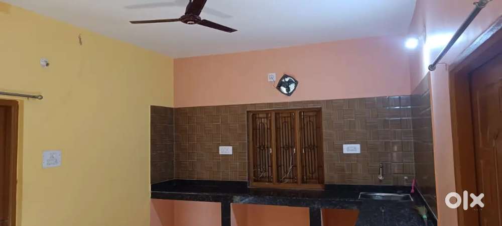 House for rent 2.5km from studio square