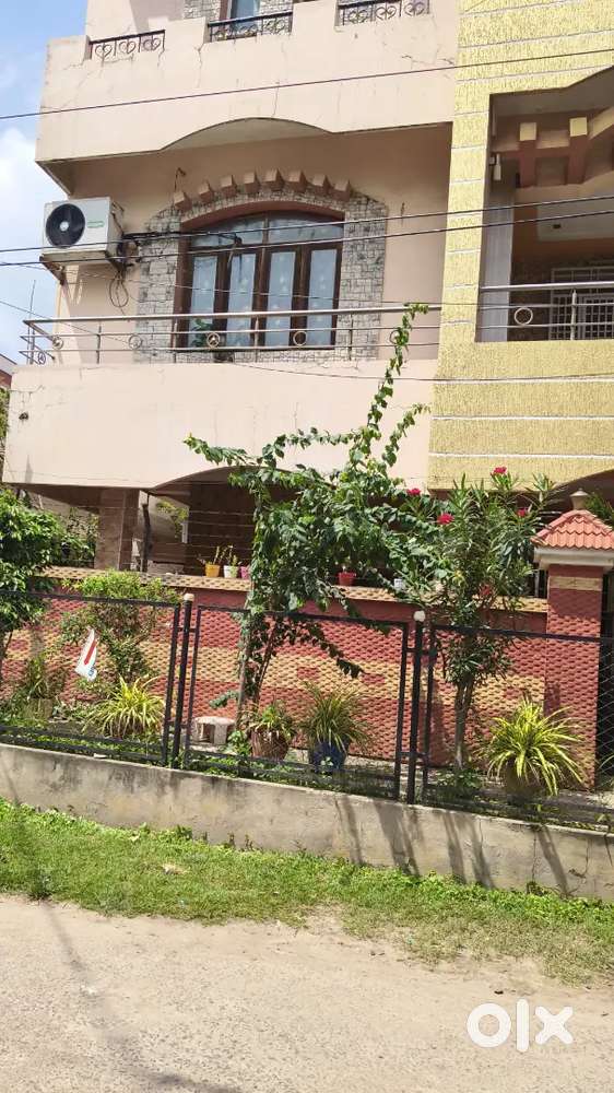 347 sq yards east facing building